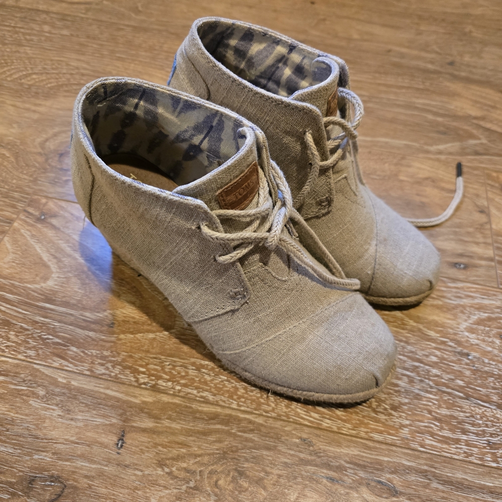 Toms Women's Lace Up Tan Wedge Boots